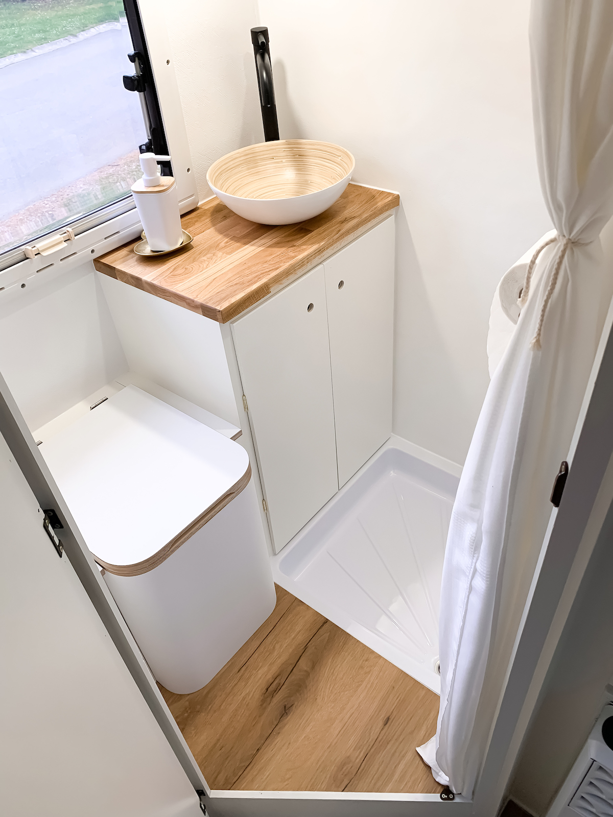 Wohnmobil Renovierung - Das Badezimmer - Wohnmobil Makeover - Camper Renovieren - Camper Umstyling - Womo - Wohnmobil Badezimmer - Boho Camper - Boho Badezimmer - Tiny House Badezimmer - Vorher/Nachher - Trockentrenntoilette - Trelino Gutscheincode - Trelino Code - Camper WC - Fashionladyloves by Tamara Wagner