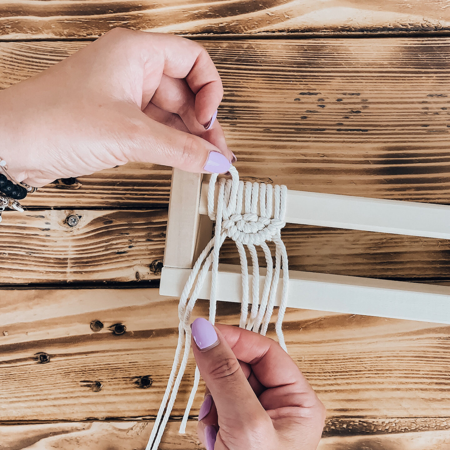 IKEA Hack - Bekväm Regal im Boho Look - Makramee Regal selber machen - Makramee knüpfen - Regal mit Makramee - Makramee Anleitung - Makramee DIY - do it yourself Macrame - Makramee Ikea Hack - Makramee für Anfänger - Makramee Deko