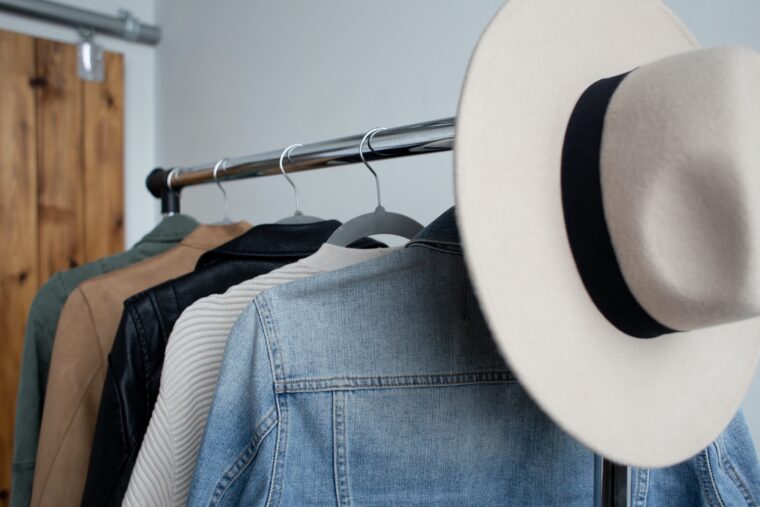 Kleidung richtig pflegen: Tipps für eine langlebige und makellose Garderobe